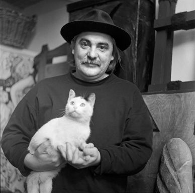 fe Lugossy László kalapban cicájával