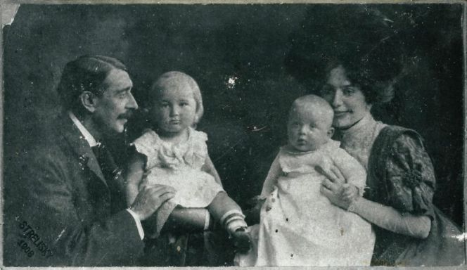 Herrer Cézár családja körében