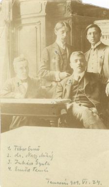 Tibor Ernő, dr. Nagy Mihály, Juhász Gyula, Emőd Tamás egy temesvári kávéházban