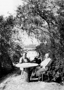 Csók István családja körében Balatonaligán, 1932