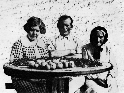 Egry József feleségével és édesanyjával, 1932 körül