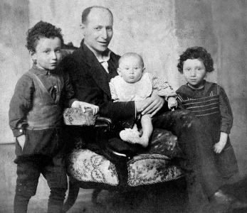 Kádár Béla gyermekeivel (Mihály, Luca, György), 1914 körül