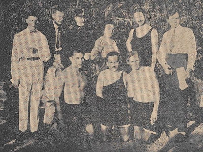 Szolnoki szépségverseny zsűrije 1927-ben. Felül jobbról a második Udvary Dezső festőművész