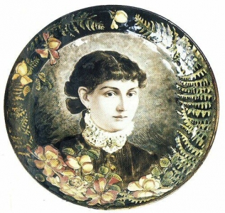 Dísztányér Zsolnay Júlia arcképével